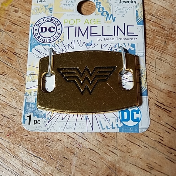 DC Comics Superman or Wonder Woman Shield - Picture 2 of 3